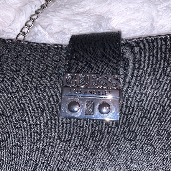 ⭐️BLACK GUESS PURSE AND WRISTLET BUNDLE - Picture 3 of 16